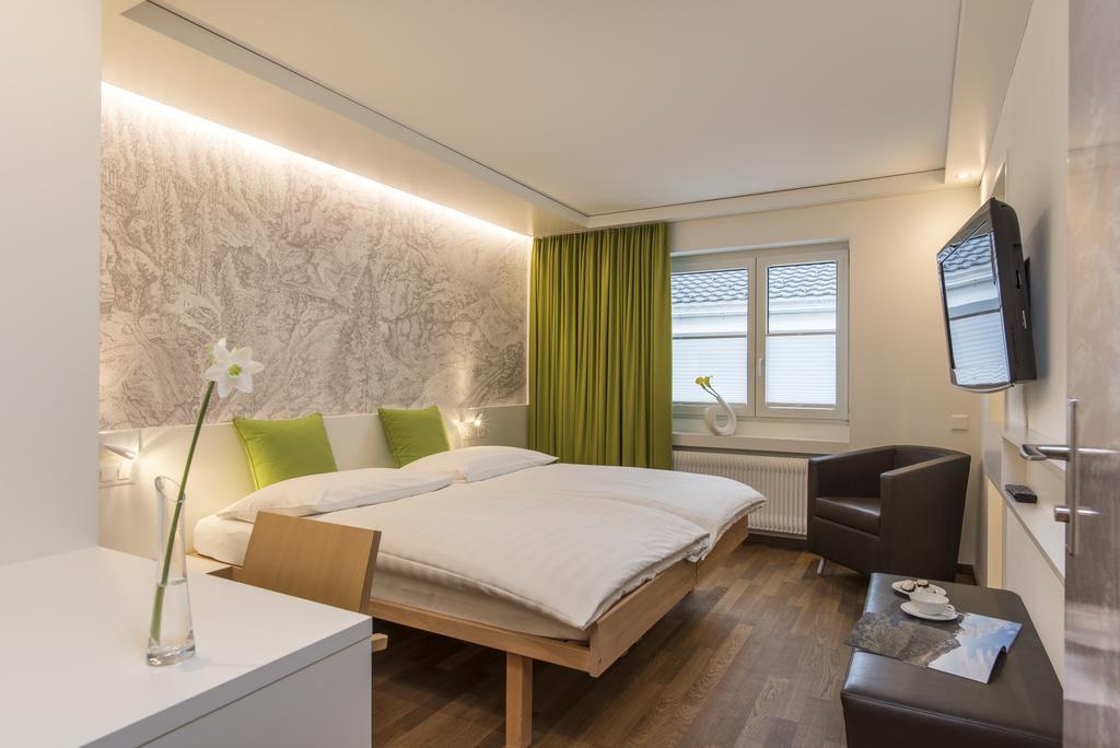 Hotel Weiss Kreuz Thusis Quarto foto